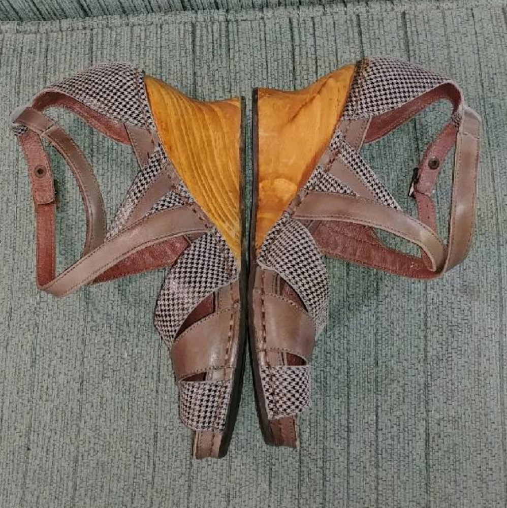 Neosens Strappy Wedge Sandals